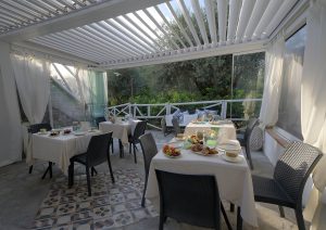 Il patio per la colazione al Relais Villa Anna ad Anacapri sull'isola di Capri