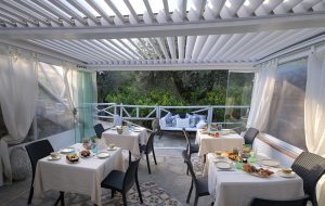 Colazione e vista sul giardino del Relais Villa Anna ad Anacapri sull'isola di Capri