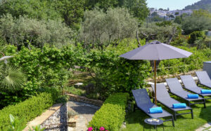 Particolare del giardino e angolo relax della piscina al Relais Anna